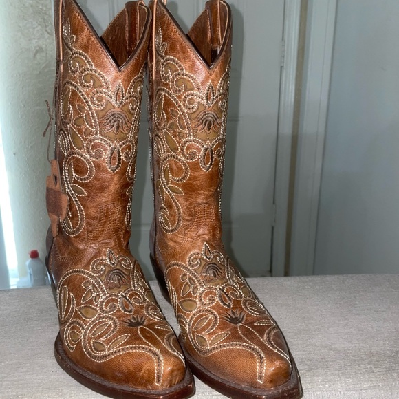 New Cowgirl Boots: Botas nuevas. - Picture 3 of 5
